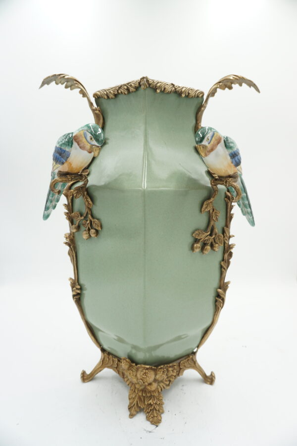 ZIELONY WAZON PORCELANOWY Z PTASZKAMI OKUTY BRĄZEM