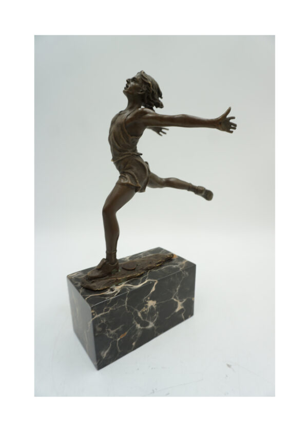 FIGURA Z BRĄZU SPORTOWIEC BIEGACZ MARATOŃCZYK NA FINISZU MECIE META