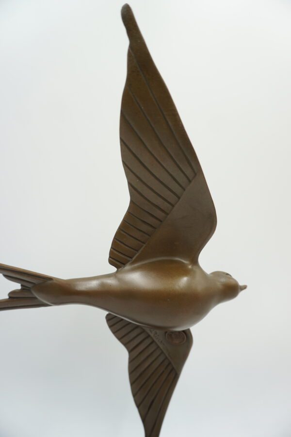 FIGURA Z BRĄZU GOŁĄB W LOCIE NA KAMIENNEJ PODSTAWIE