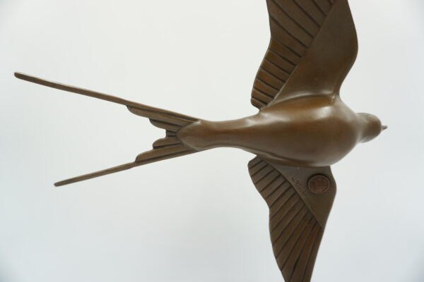 FIGURA Z BRĄZU GOŁĄB W LOCIE NA KAMIENNEJ PODSTAWIE