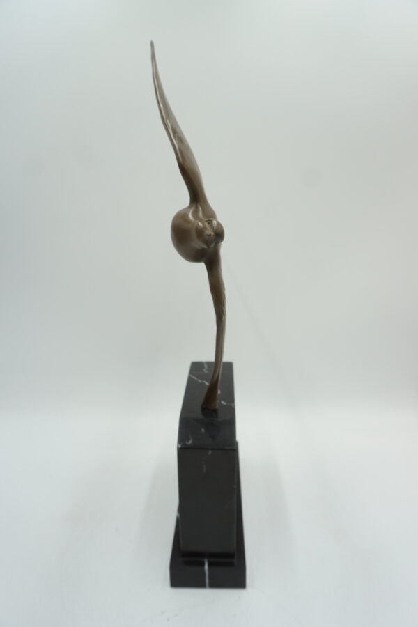 FIGURA Z BRĄZU GOŁĄB W LOCIE NA KAMIENNEJ PODSTAWIE