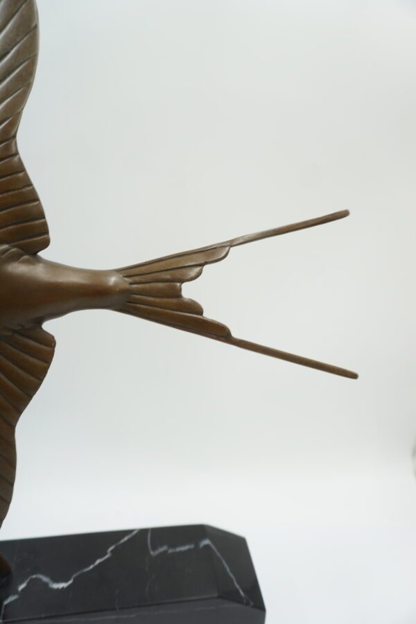 FIGURA Z BRĄZU GOŁĄB W LOCIE NA KAMIENNEJ PODSTAWIE