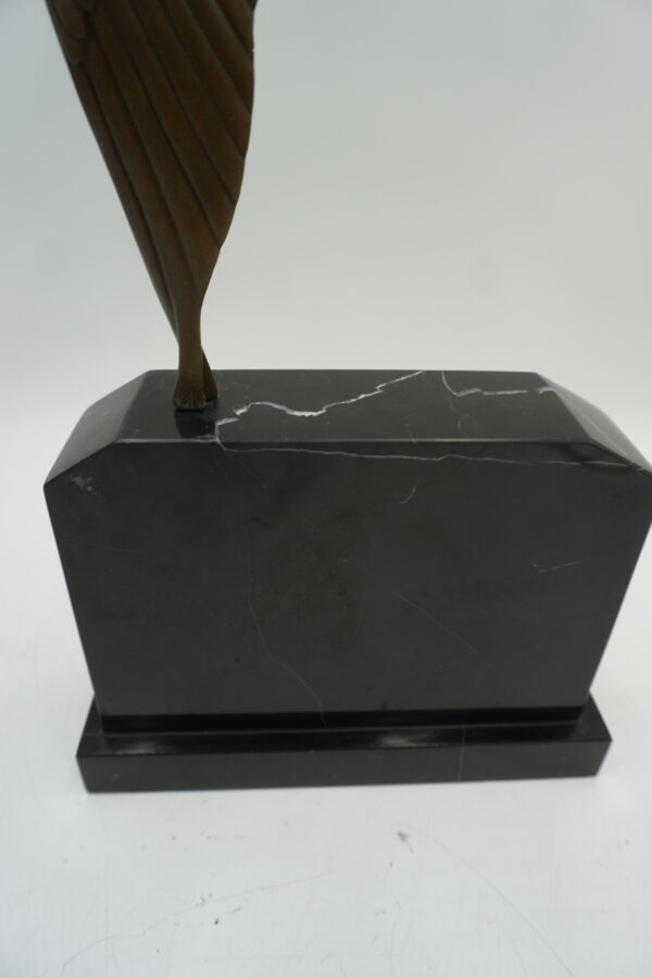 FIGURA Z BRĄZU GOŁĄB W LOCIE NA KAMIENNEJ PODSTAWIE