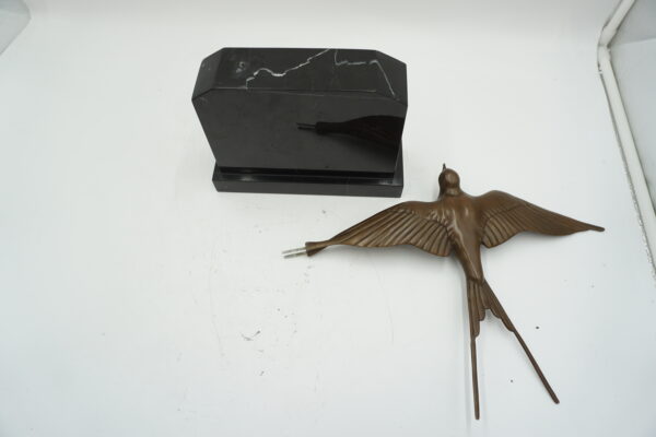 FIGURA Z BRĄZU GOŁĄB W LOCIE NA KAMIENNEJ PODSTAWIE