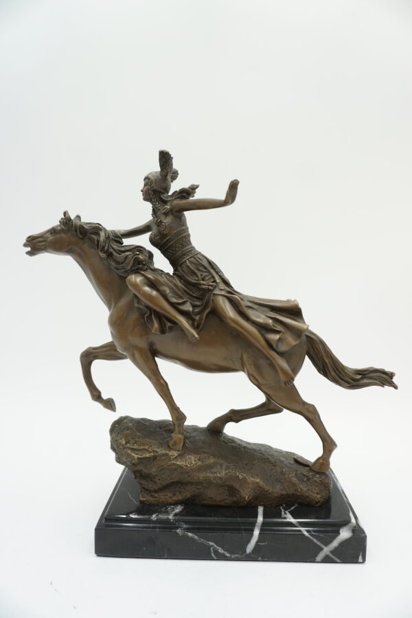 FIGURA Z BRĄZU WALKIRIA WOJOWNICZKA NA KONIU
