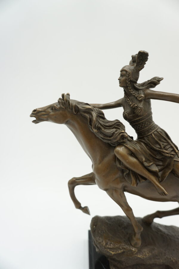 FIGURA Z BRĄZU WALKIRIA WOJOWNICZKA NA KONIU