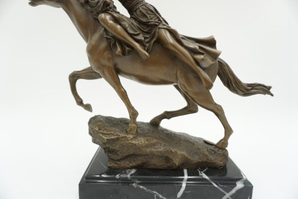 FIGURA Z BRĄZU WALKIRIA WOJOWNICZKA NA KONIU