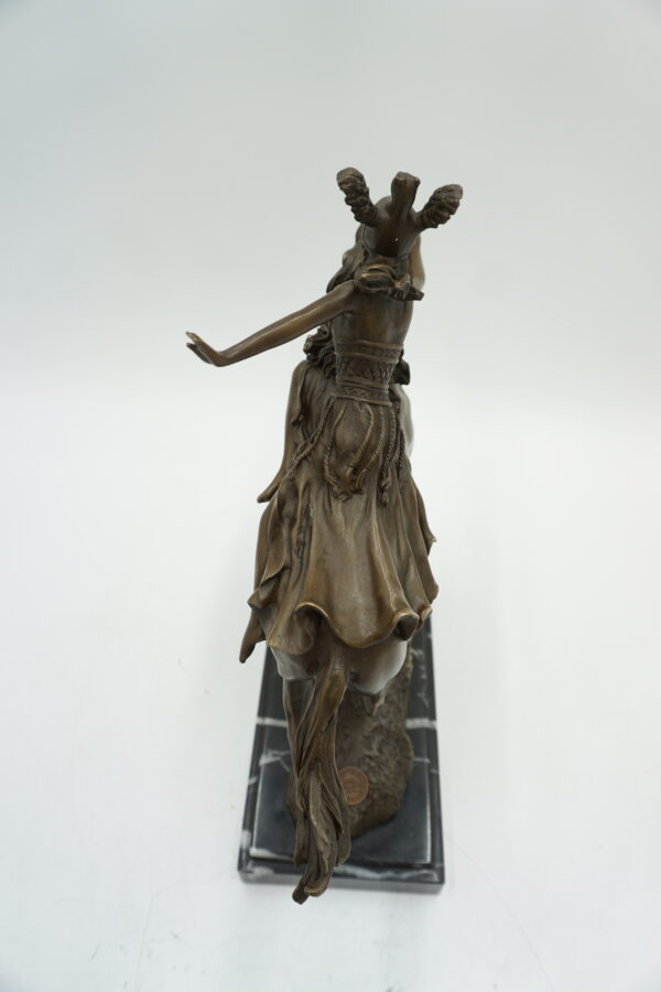 FIGURA Z BRĄZU WALKIRIA WOJOWNICZKA NA KONIU