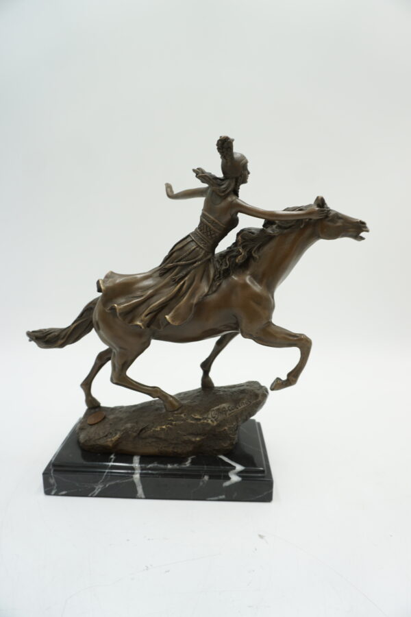 FIGURA Z BRĄZU WALKIRIA WOJOWNICZKA NA KONIU