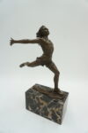 FIGURA Z BRĄZU SPORTOWIEC BIEGACZ MARATOŃCZYK NA FINISZU MECIE META