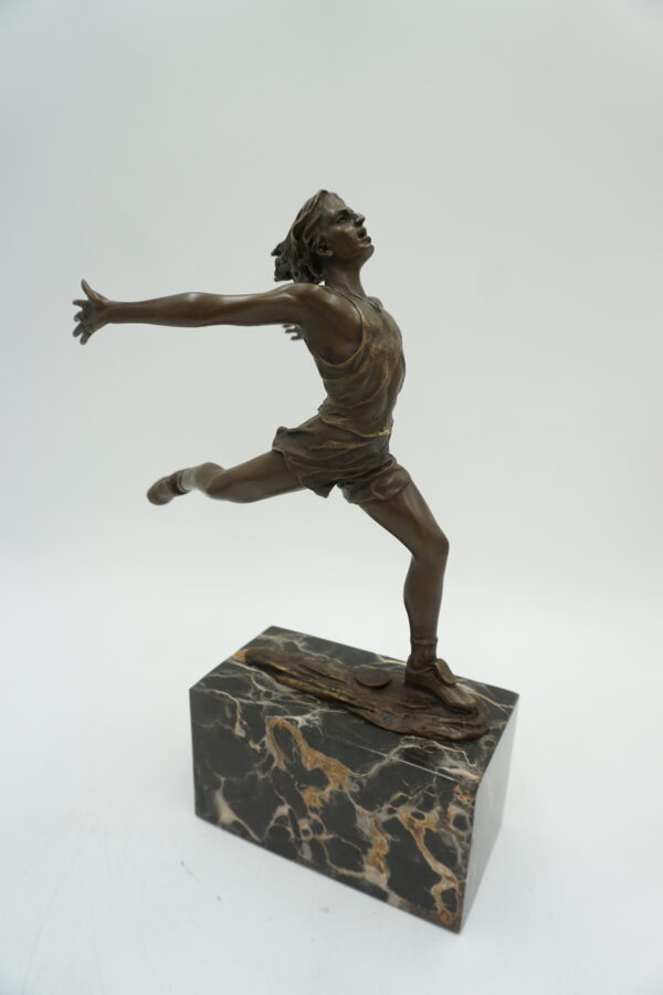 FIGURA Z BRĄZU SPORTOWIEC BIEGACZ MARATOŃCZYK NA FINISZU MECIE META