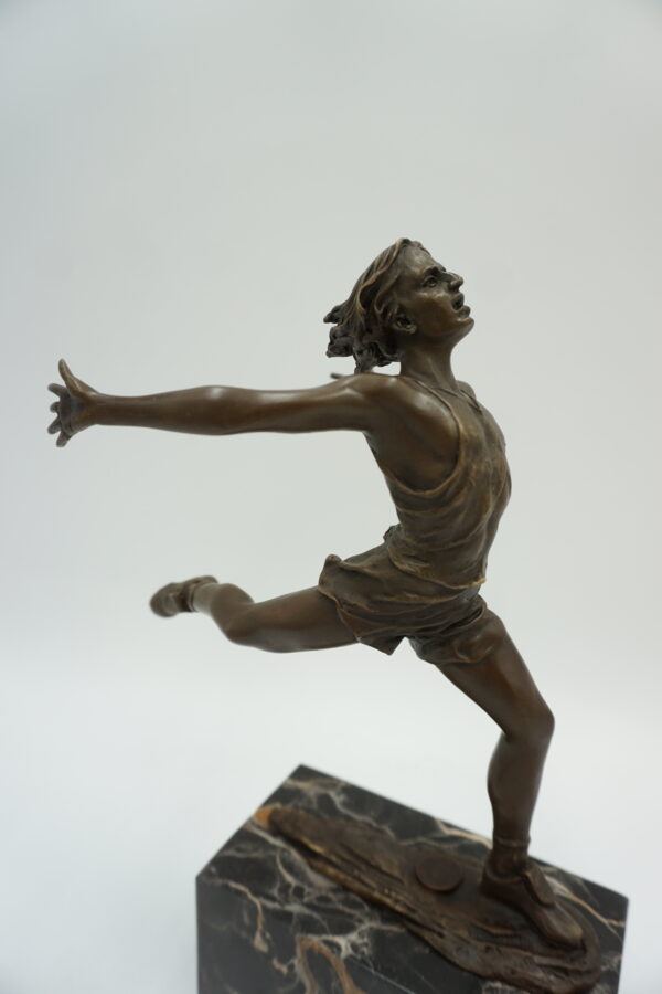 FIGURA Z BRĄZU SPORTOWIEC BIEGACZ MARATOŃCZYK NA FINISZU MECIE META