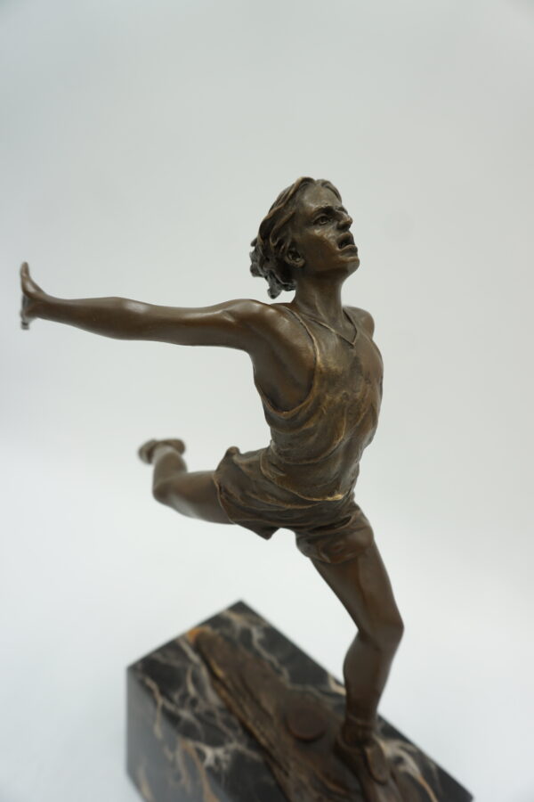 FIGURA Z BRĄZU SPORTOWIEC BIEGACZ MARATOŃCZYK NA FINISZU MECIE META