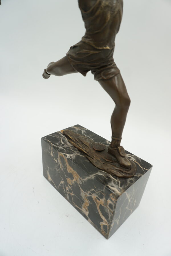 FIGURA Z BRĄZU SPORTOWIEC BIEGACZ MARATOŃCZYK NA FINISZU MECIE META