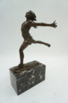 FIGURA Z BRĄZU SPORTOWIEC BIEGACZ MARATOŃCZYK NA FINISZU MECIE META