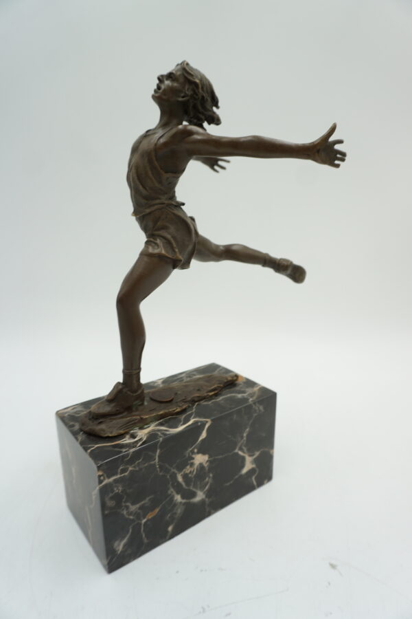 FIGURA Z BRĄZU SPORTOWIEC BIEGACZ MARATOŃCZYK NA FINISZU MECIE META