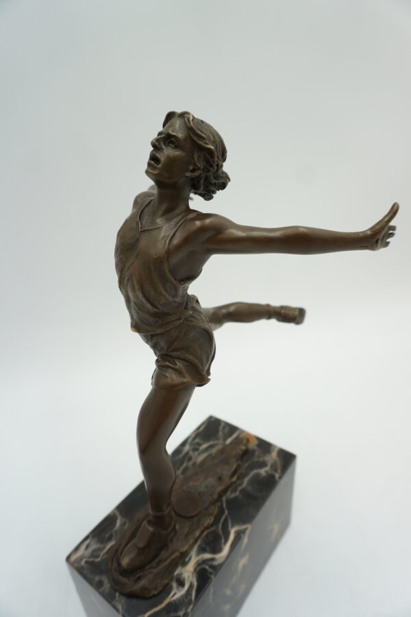 FIGURA Z BRĄZU SPORTOWIEC BIEGACZ MARATOŃCZYK NA FINISZU MECIE META