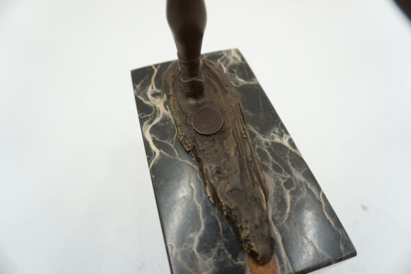 FIGURA Z BRĄZU SPORTOWIEC BIEGACZ MARATOŃCZYK NA FINISZU MECIE META