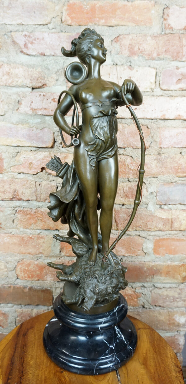 DUŻA DIANA BOGINI MYŚLIWCYH NA DZIKU SYGNOWANA FIGURA Z BRĄZU MYŚLIWSTWO