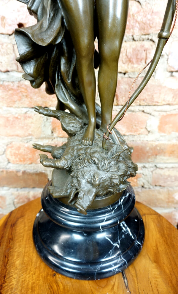 DUŻA DIANA BOGINI MYŚLIWCYH NA DZIKU SYGNOWANA FIGURA Z BRĄZU MYŚLIWSTWO