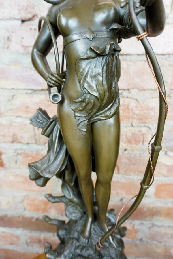 DUŻA DIANA BOGINI MYŚLIWCYH NA DZIKU SYGNOWANA FIGURA Z BRĄZU MYŚLIWSTWO