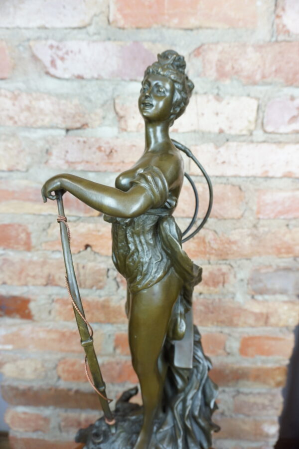 DUŻA DIANA BOGINI MYŚLIWCYH NA DZIKU SYGNOWANA FIGURA Z BRĄZU MYŚLIWSTWO