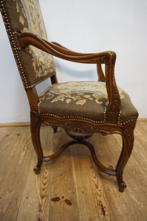 DOSTOJNY DUŻY FOTEL POKRYTY NIESAMOWITYM GOBELINEM