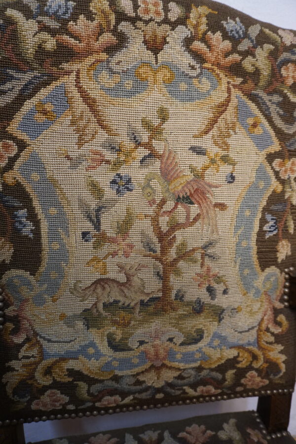 DOSTOJNY DUŻY FOTEL POKRYTY NIESAMOWITYM GOBELINEM