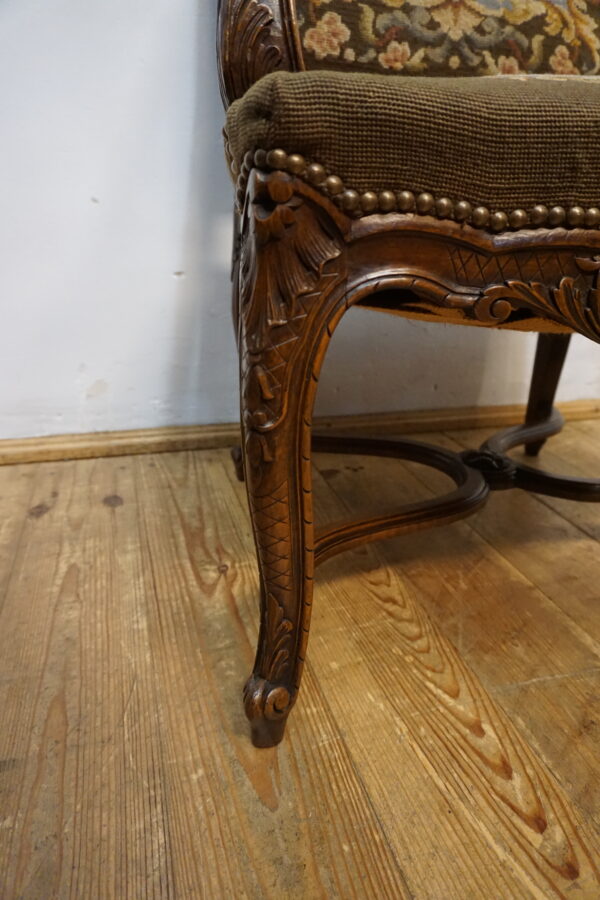 DOSTOJNY DUŻY FOTEL POKRYTY NIESAMOWITYM GOBELINEM