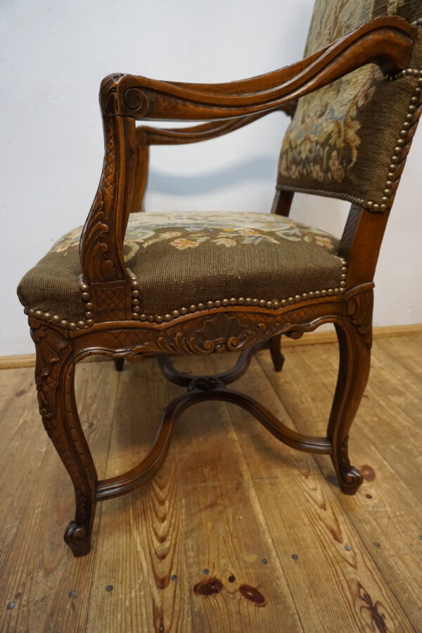 DOSTOJNY DUŻY FOTEL POKRYTY NIESAMOWITYM GOBELINEM