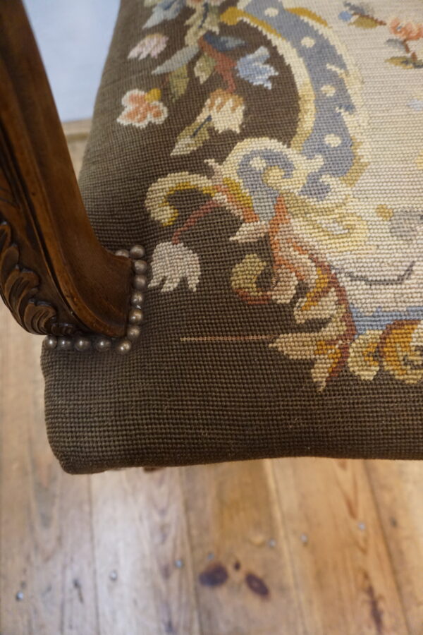 DOSTOJNY DUŻY FOTEL POKRYTY NIESAMOWITYM GOBELINEM