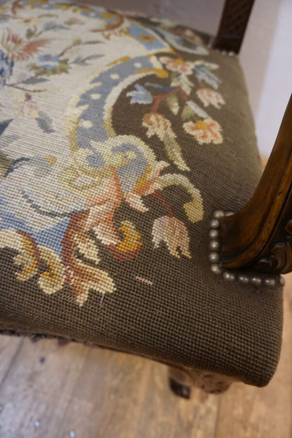 DOSTOJNY DUŻY FOTEL POKRYTY NIESAMOWITYM GOBELINEM