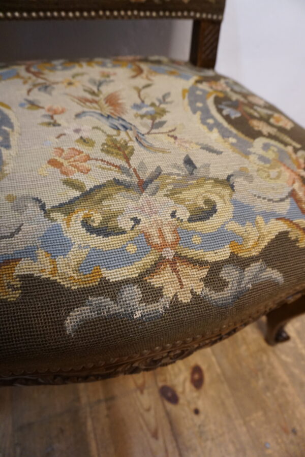 DOSTOJNY DUŻY FOTEL POKRYTY NIESAMOWITYM GOBELINEM