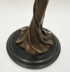 ŚWIECZNIK Z BRĄZU KOBIETA