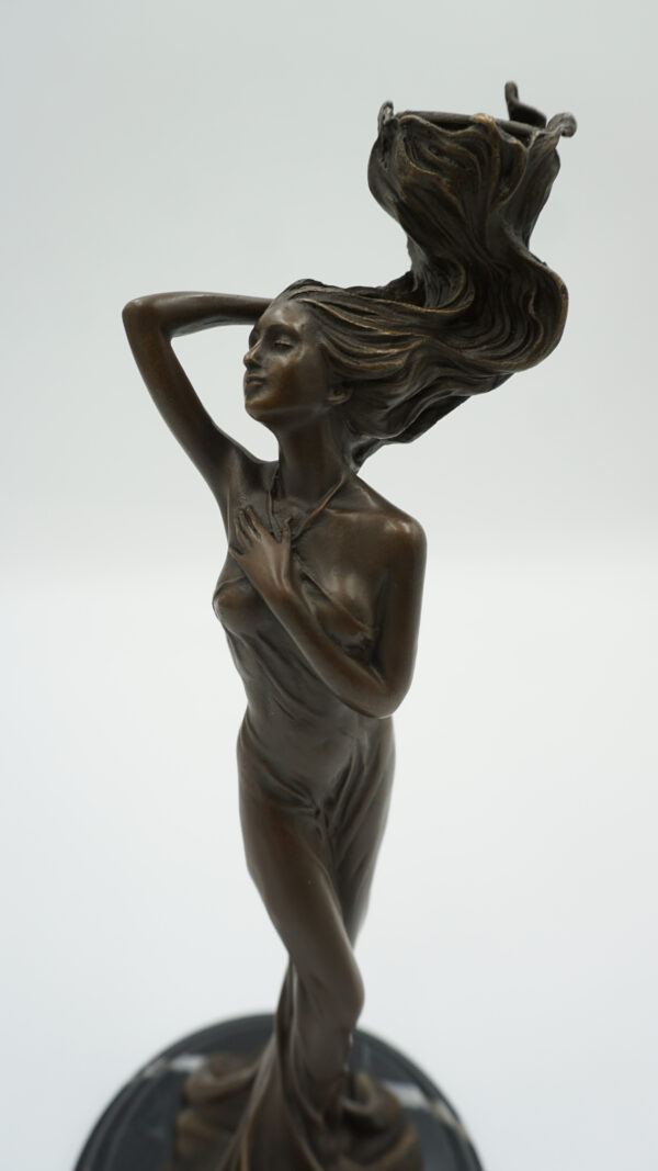 ŚWIECZNIK Z BRĄZU KOBIETA