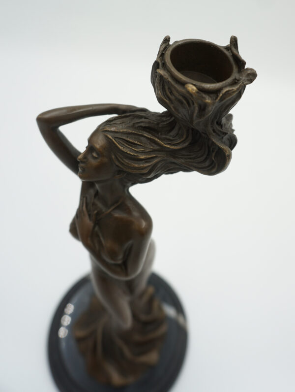 ŚWIECZNIK Z BRĄZU KOBIETA