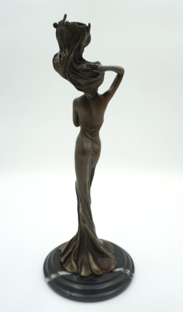 ŚWIECZNIK Z BRĄZU KOBIETA