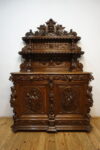 STARA FIGURALNA KOMODA Z DUŻĄ BOGATO RZEŹBIONĄ NADSTAWKĄ MYŚLIWSKĄ