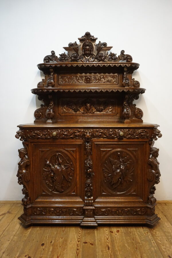 STARA FIGURALNA KOMODA Z DUŻĄ BOGATO RZEŹBIONĄ NADSTAWKĄ MYŚLIWSKĄ