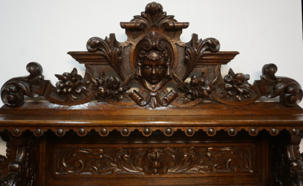 STARA FIGURALNA KOMODA Z DUŻĄ BOGATO RZEŹBIONĄ NADSTAWKĄ MYŚLIWSKĄ