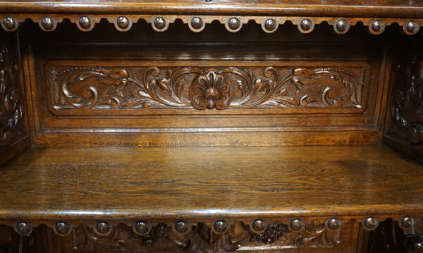 STARA FIGURALNA KOMODA Z DUŻĄ BOGATO RZEŹBIONĄ NADSTAWKĄ MYŚLIWSKĄ