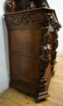 STARA FIGURALNA KOMODA Z DUŻĄ BOGATO RZEŹBIONĄ NADSTAWKĄ MYŚLIWSKĄ