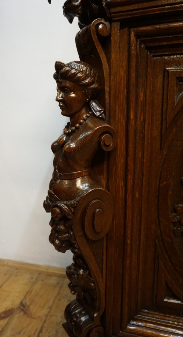 STARA FIGURALNA KOMODA Z DUŻĄ BOGATO RZEŹBIONĄ NADSTAWKĄ MYŚLIWSKĄ