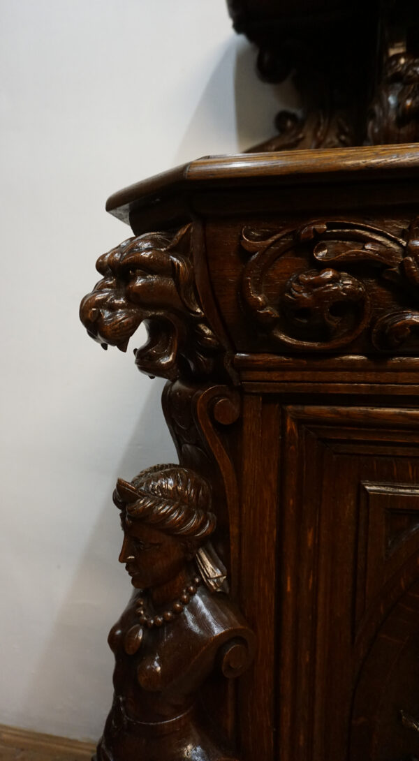 STARA FIGURALNA KOMODA Z DUŻĄ BOGATO RZEŹBIONĄ NADSTAWKĄ MYŚLIWSKĄ