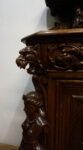 STARA FIGURALNA KOMODA Z DUŻĄ BOGATO RZEŹBIONĄ NADSTAWKĄ MYŚLIWSKĄ