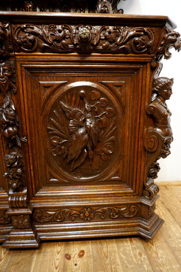 STARA FIGURALNA KOMODA Z DUŻĄ BOGATO RZEŹBIONĄ NADSTAWKĄ MYŚLIWSKĄ