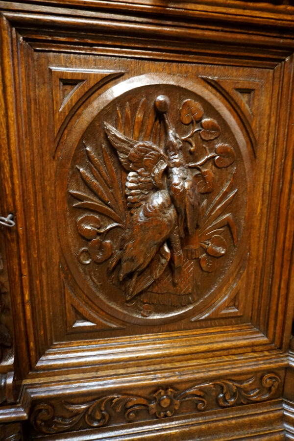 STARA FIGURALNA KOMODA Z DUŻĄ BOGATO RZEŹBIONĄ NADSTAWKĄ MYŚLIWSKĄ