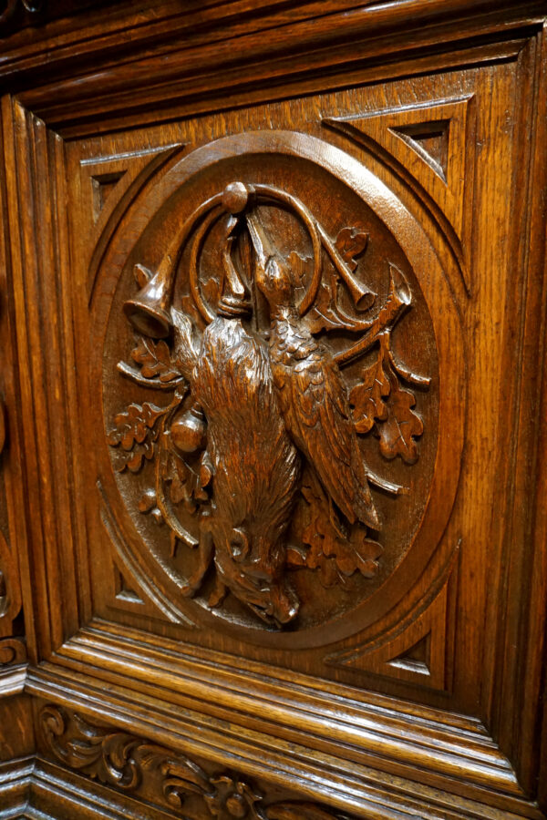 STARA FIGURALNA KOMODA Z DUŻĄ BOGATO RZEŹBIONĄ NADSTAWKĄ MYŚLIWSKĄ