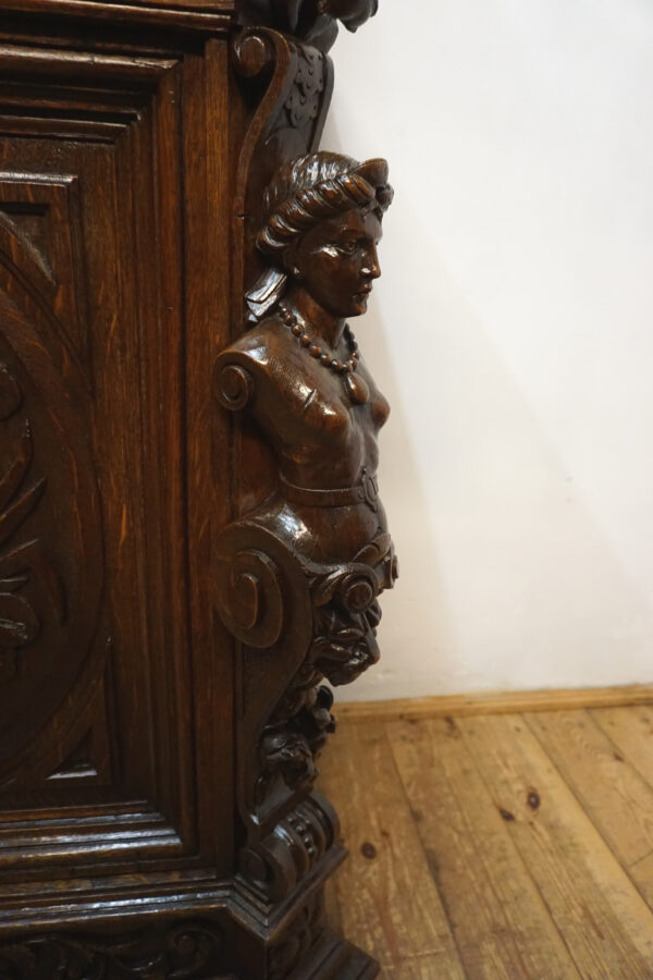 STARA FIGURALNA KOMODA Z DUŻĄ BOGATO RZEŹBIONĄ NADSTAWKĄ MYŚLIWSKĄ