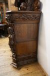 STARA FIGURALNA KOMODA Z DUŻĄ BOGATO RZEŹBIONĄ NADSTAWKĄ MYŚLIWSKĄ
